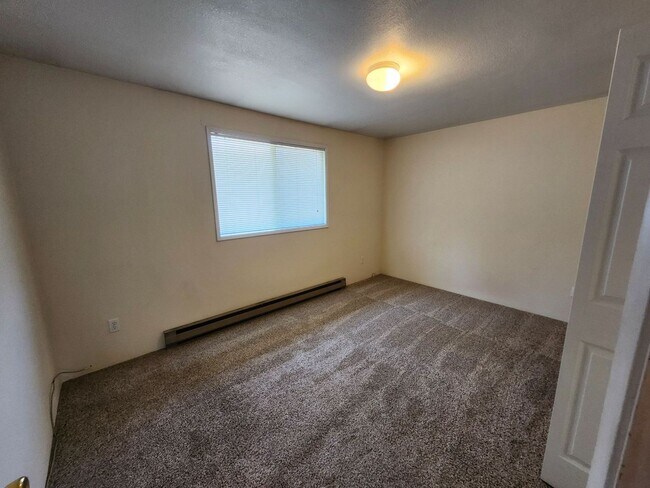 Building Photo - 2 Bed/1 Bath Apartment in NE Bend - Wichita Way