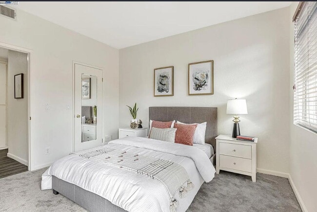 Building Photo - Beautiful & spacious 1 bedroom  updated condo with private patio and covered parking.