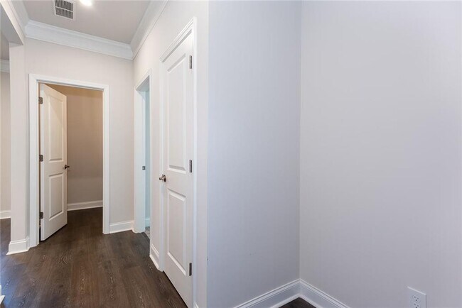 Building Photo - 5015 Montes Ln