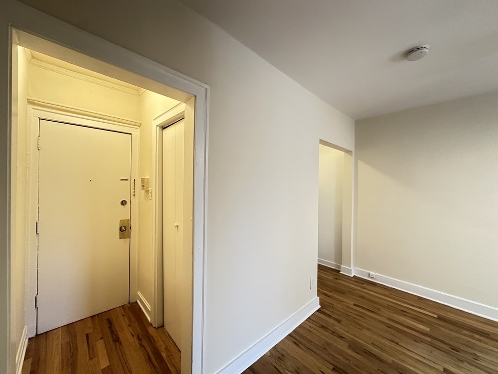 Building Photo - 513 W Wellington Ave