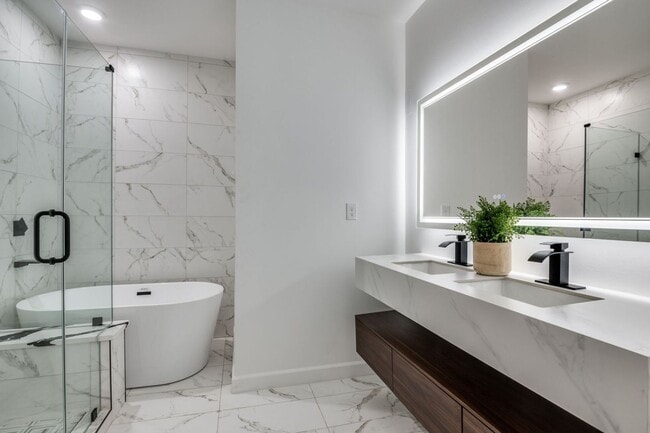 Building Photo - Spacious Townhouse in Dallas