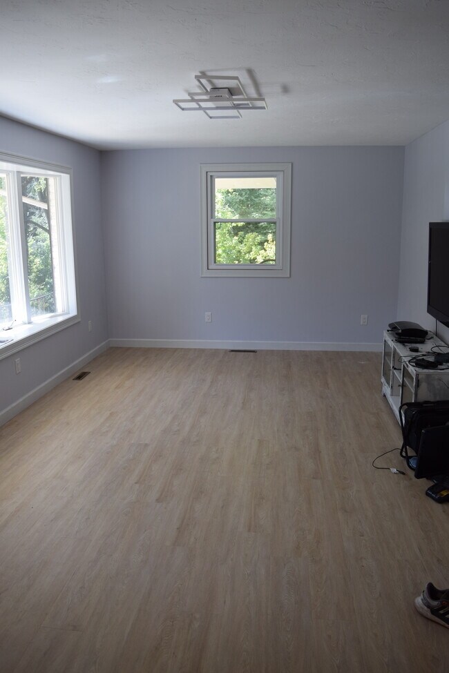 Building Photo - 999 Sunnyside Rd