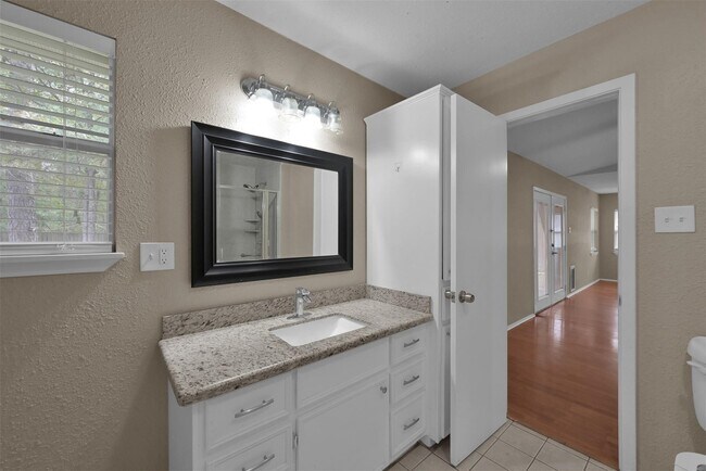 Building Photo - 16858 Gleneagle Dr N