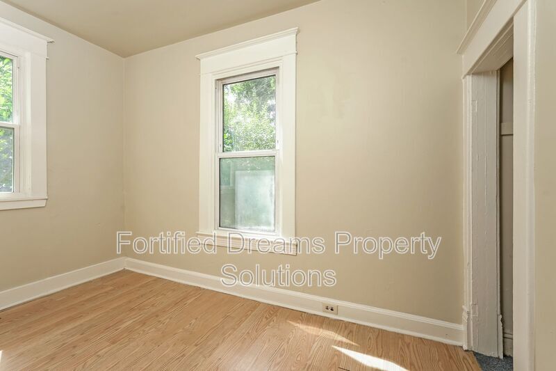 Building Photo - 518 W 20th St