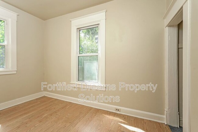 Building Photo - 518 W 20th St