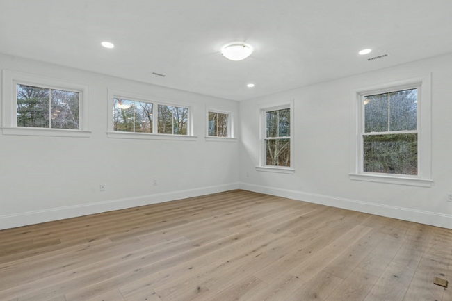Building Photo - 19 Lily Pond Ln