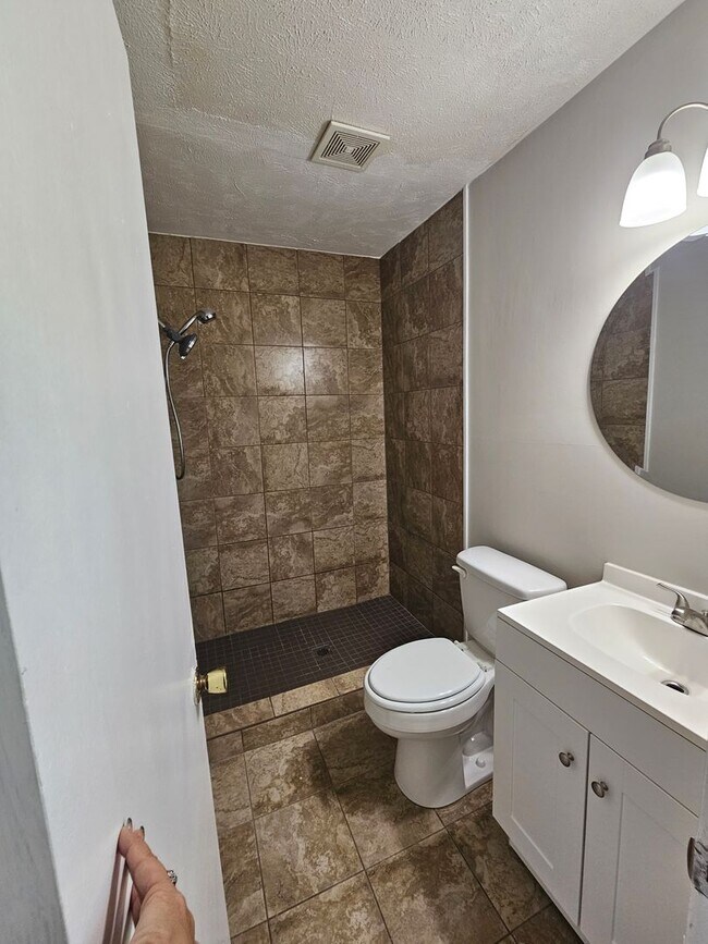 Building Photo - NEW LISTING!!!!!