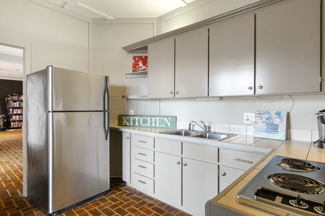 Building Photo - Rent Special! See Description! Spacious Ho...