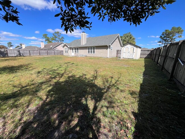 Building Photo - 3 Bedroom House w/ Fenced Yard - Available...