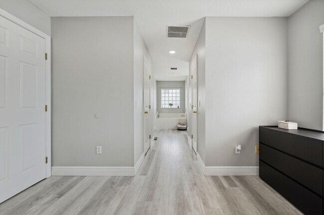 Building Photo - 249 SW Aubudon Ave