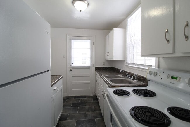Building Photo - 2 Bedroom Duplex in North Kansas City