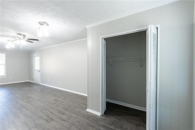 Building Photo - 4715 S Lee St