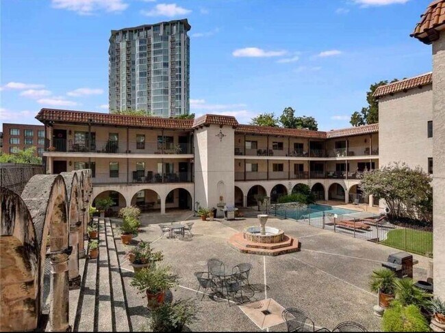 Building Photo - 505 W 7th St