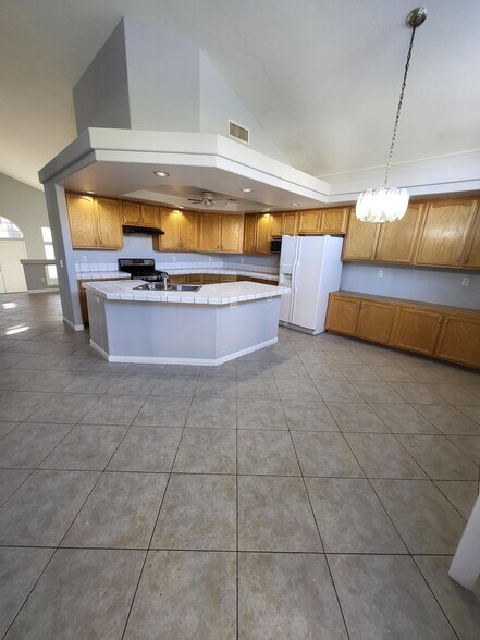 island + open space - 2690 African Violet Ave