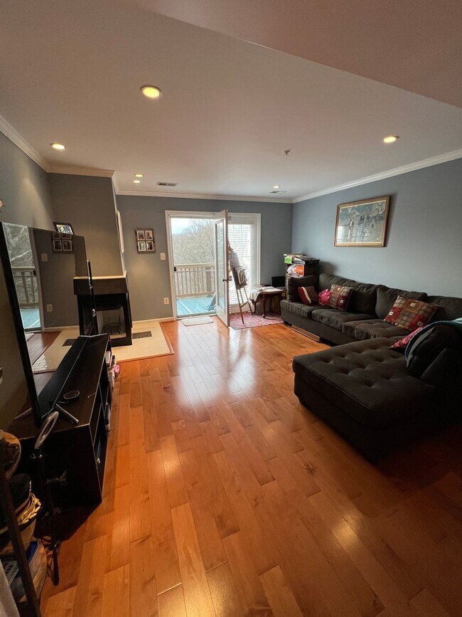 Building Photo - Stunning 2 bedroom and 3 Bathroom Townhome Style Condo / w Pool