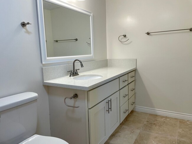 Building Photo - Newly Renovated 2-Bedroom Condo with Ala W...