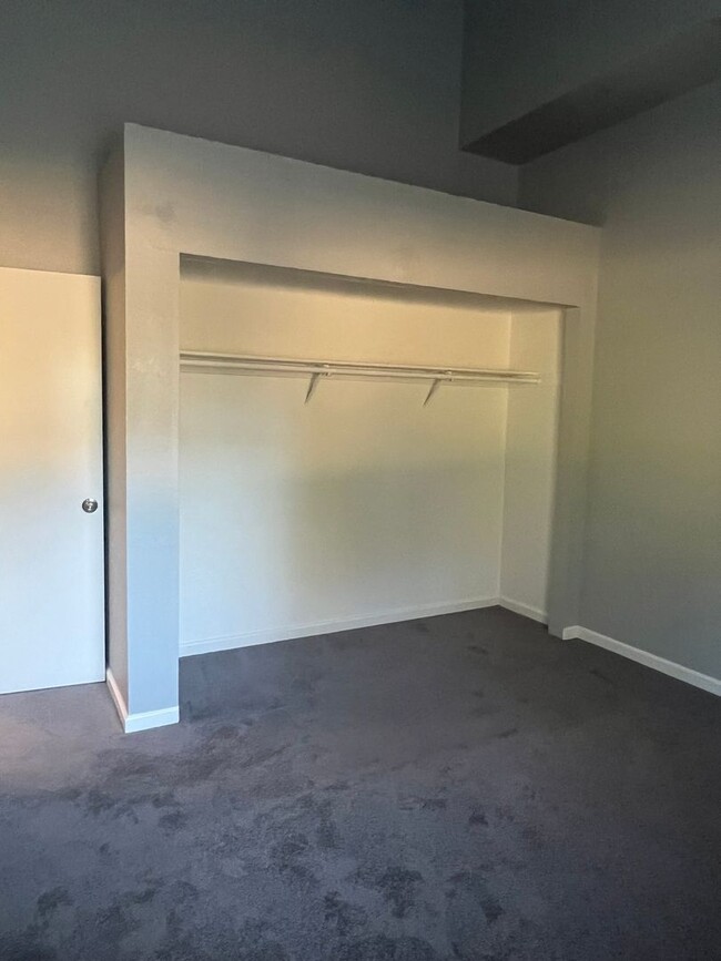 Building Photo - Rare 2 Bedroom/1.5 Bathroom Condo for Rent...