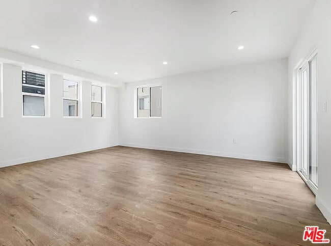 Building Photo - 334 Alexandria Ave