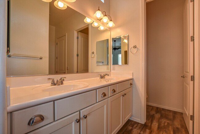 Building Photo - Beautiful 2 Bedroom with Den in Quailwood!