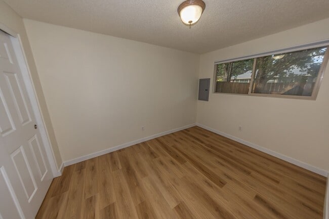 Building Photo - Just updated! - 2 Bedroom Condo in Washougal