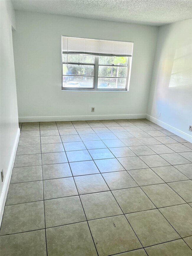 Building Photo - 4394 NW 9th Ave