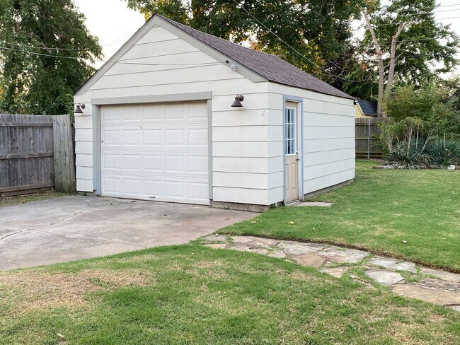 Building Photo - 2 Bedroom 2 Bathroom plus Bonus Room with ALL Appliances Included