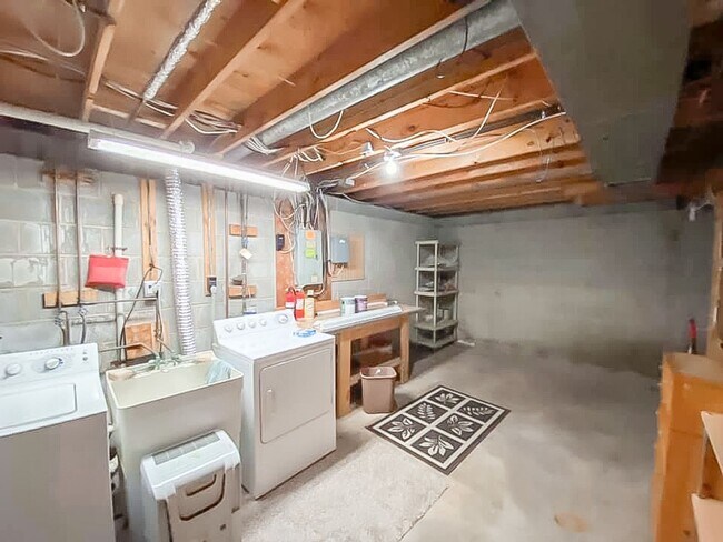 Building Photo - Charming 2-Level, 3 Bed 2 Bath Home In Much Sought After Chalet Woods Location