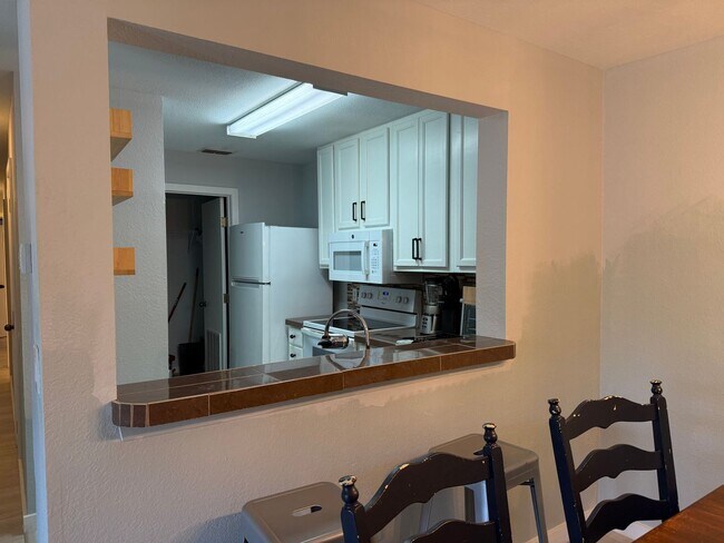 Building Photo - Spacious Furnished 3bd/3ba in Windsor Park! Close to Campus, Surrounded by Nature!