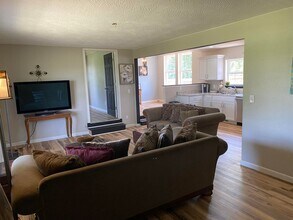 Building Photo - Country living, 15 min North of Springfiel...