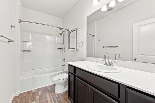 Building Photo - 405 Willow Creek Dr