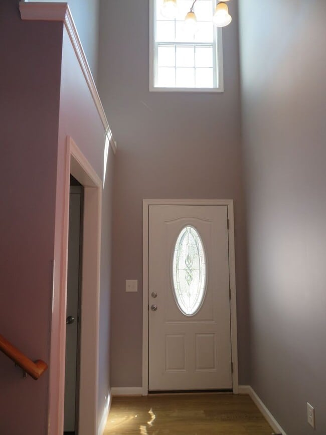 Building Photo - Spacious Home in West Point