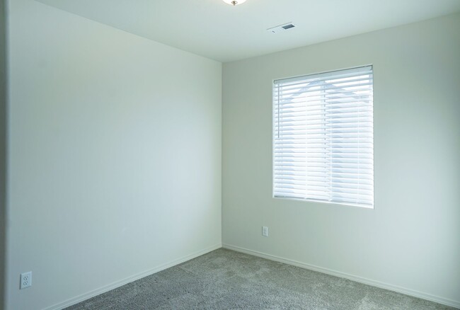 Building Photo - Charming and Exceptionally Clean, 3 Bedroom