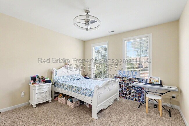 Building Photo - 747 Coralbell Way