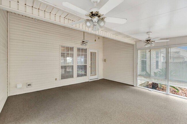 Building Photo - The Lakes