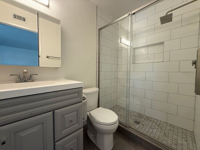 Building Photo - Charming 2 Bedroom Condo for Rent in Newhall!