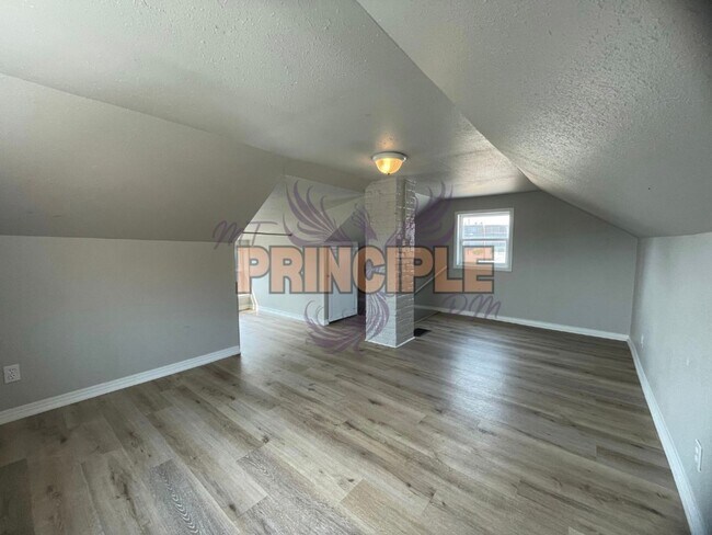 Building Photo - 735 Placer St