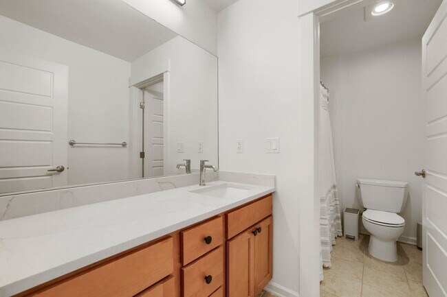 Building Photo - 5bd/3.5ba Bellevue Hoome
