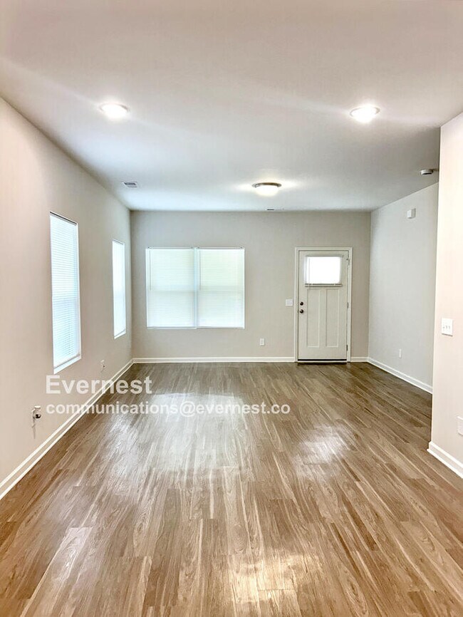 Building Photo - Charming 3-Bedroom Home with Comfortable L...