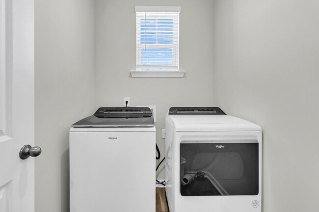 Building Photo - 3 Bedroom 2.5 Bath Located in Pine Hills in Summerville