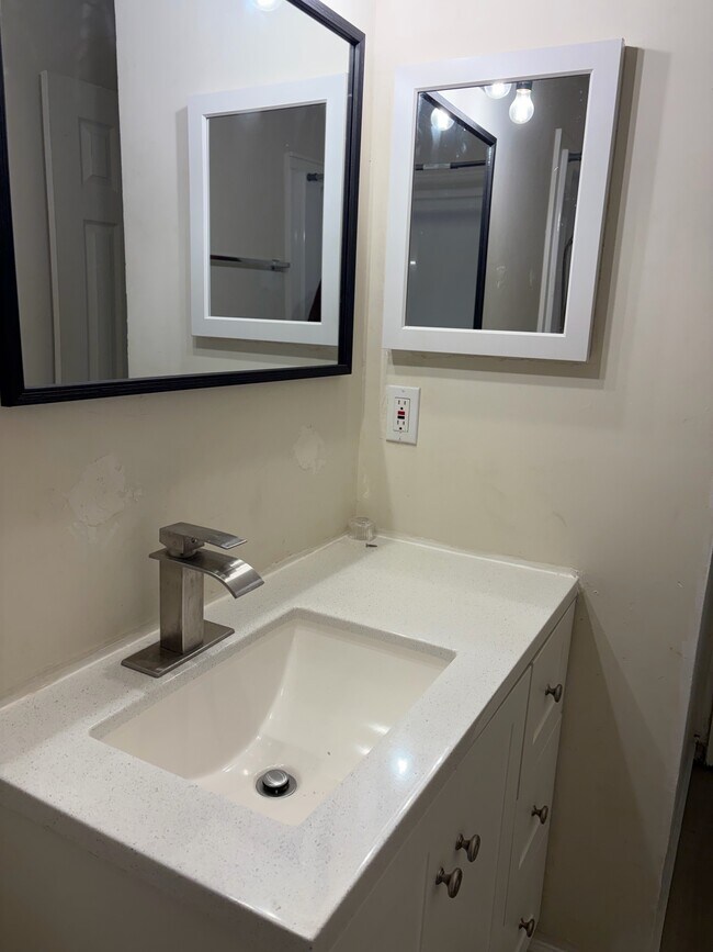 Building Photo - 1812 W Tharpe St