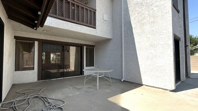 Building Photo - Custom Built 5 Bedroom 3 Bathroom Home in ...