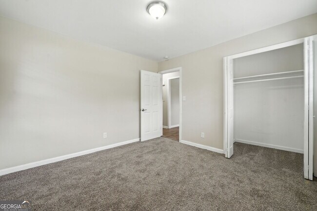 Building Photo - 2493 Miriam Ln