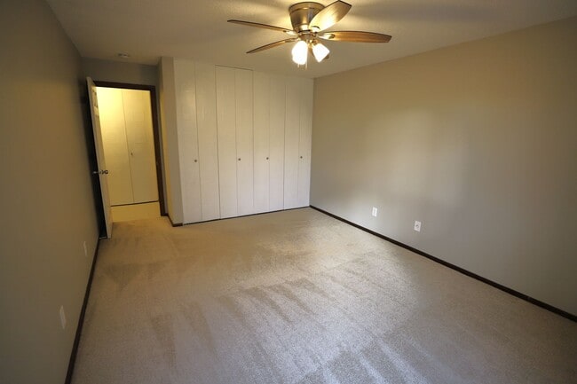 Building Photo - Cedarwood Condos - Cable, Internet & Under...