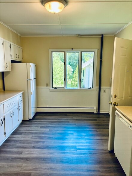 opposite wall of kitchen - 597 S Main St