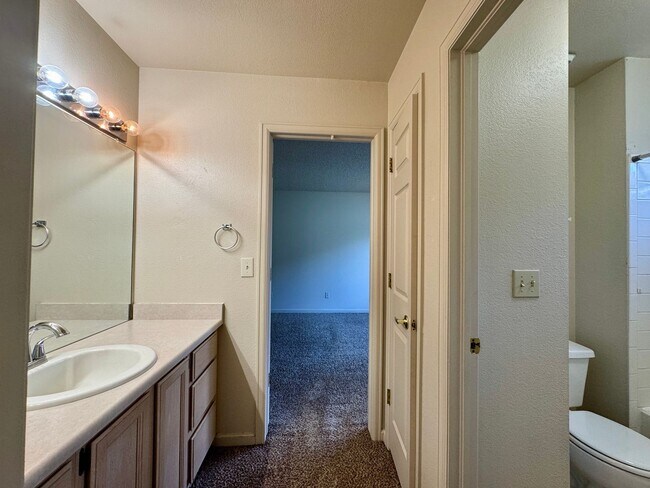 Building Photo - 2404 S Holman Cir