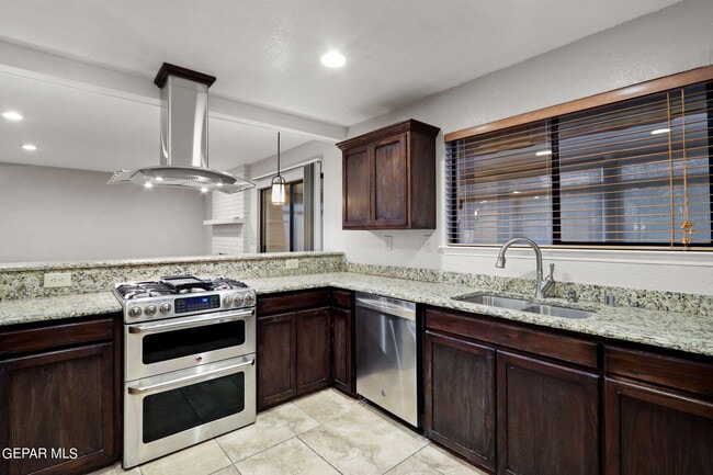 Building Photo - 832 Tepic Dr