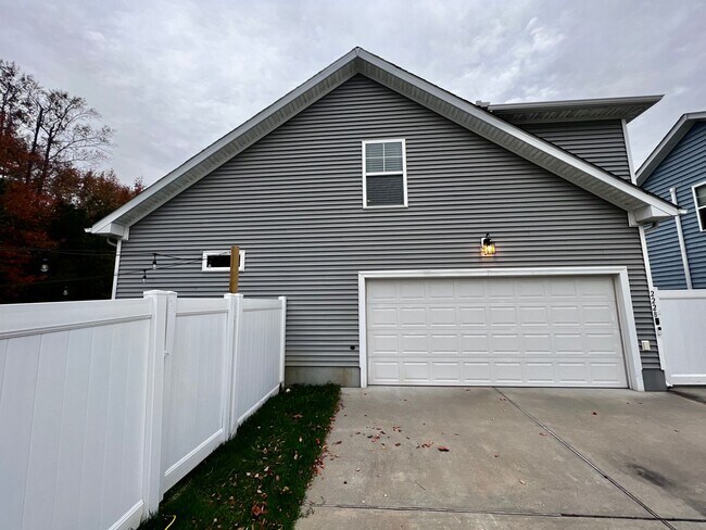 Building Photo - Beautiful Corner Lot, Single Family Home, in Sherwood Lakes.