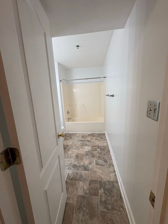 Building Photo - LARGE 2ND FLOOR CONDO