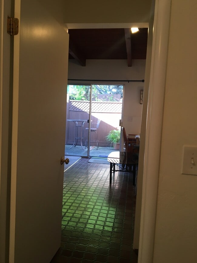 Building Photo - Dickman (740)