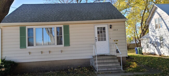 Building Photo - 1203 D St